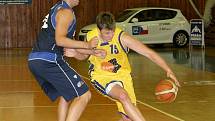 Ve sportovní hale v Klíši přivítali basketbalisté Ústí (ve žlutém) soupeře z Kolína.