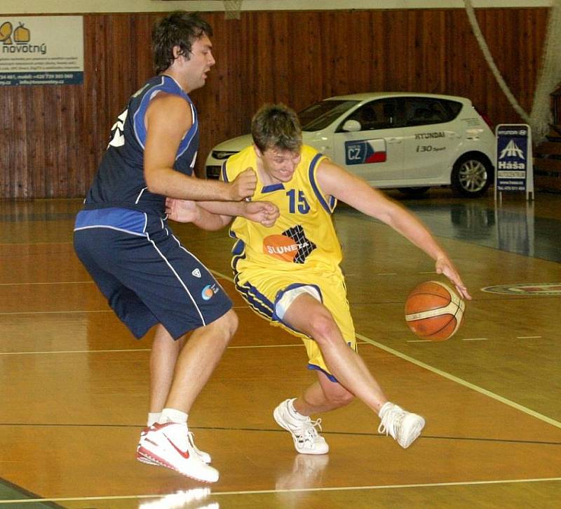 Ve sportovní hale v Klíši přivítali basketbalisté Ústí (ve žlutém) soupeře z Kolína.