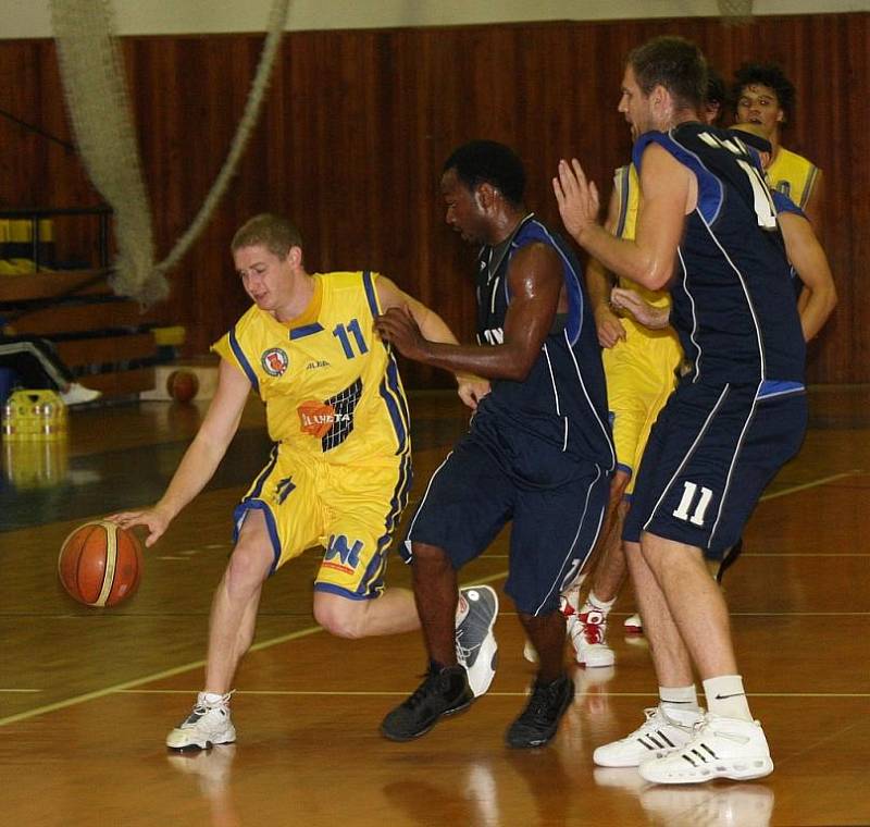 Ve sportovní hale v Klíši přivítali basketbalisté Ústí (ve žlutém) soupeře z Kolína.