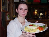 V restauraci Sport Pub Zlatopramen se vařilo podle čtenářů Ústeckého deníku. Na snímku učenka obboru servírka Markéta Loskotová.