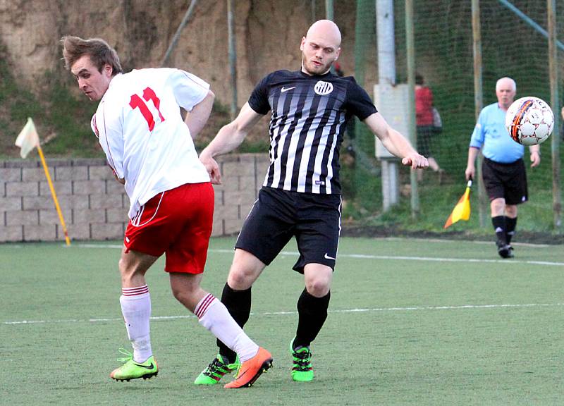 Fotbalisté Mojžíře (v černém) hostili v derby Střekov. Foto: Deník/Rudolf Hoffmann