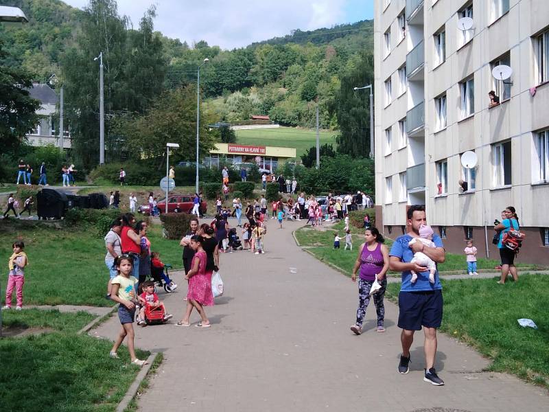 Denní život v mojžířském ghettu. Nepořádek, rozkradený chodník, hluk.