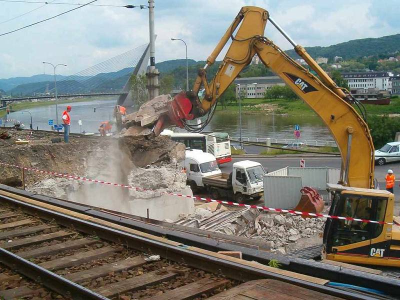 Demolice železničního mostu kvůli výstavbě nového v červnu 2006.