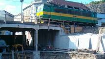 Postupná obnova mostu u "Benešáku" spočívala v jeho rozřezání a výstavbě nové konstrukce.