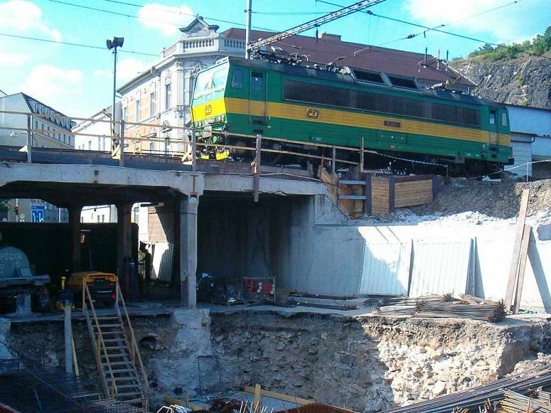 Postupná obnova mostu u "Benešáku" spočívala v jeho rozřezání a výstavbě nové konstrukce.