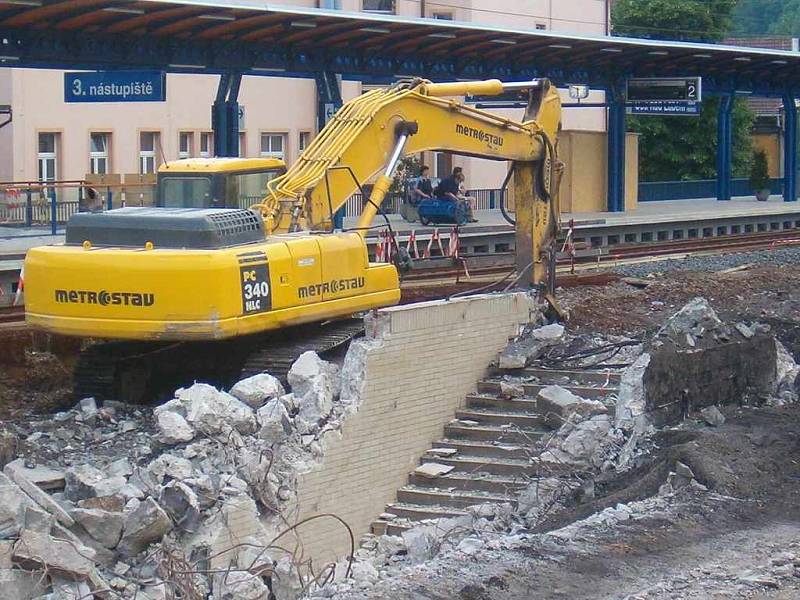 Demolice vstupního schodiště na "dvojku"...