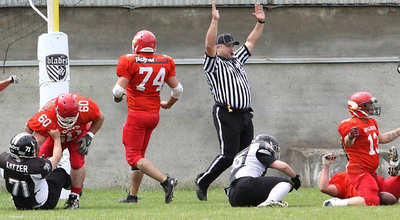 Američtí fotbalisté SC Blades Ústí (černí) doma porazili Hellboys České Budějovice 34:11.