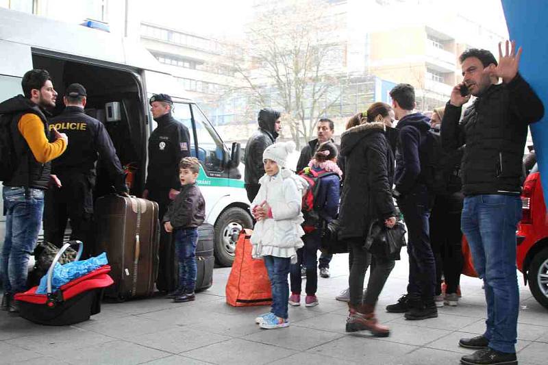 Policie 15. dubna převezla 16 křesťanských uprchlíků z Iráku na služebnu v centru Ústí nad Labem. Noc strávili v hotelu Bohemia.