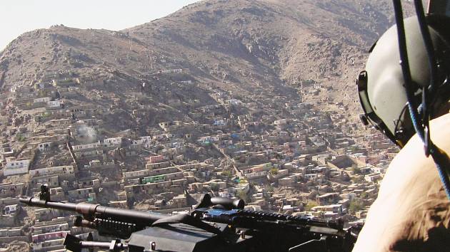 Let nad Kábulem, hlavním městem Afghánistánu pohledem palubního střelce vrtulníku během mise v roce 2014. Ukázka z výstavy v ústeckém muzeu. Foto: AČR/Jan Czvalinga
