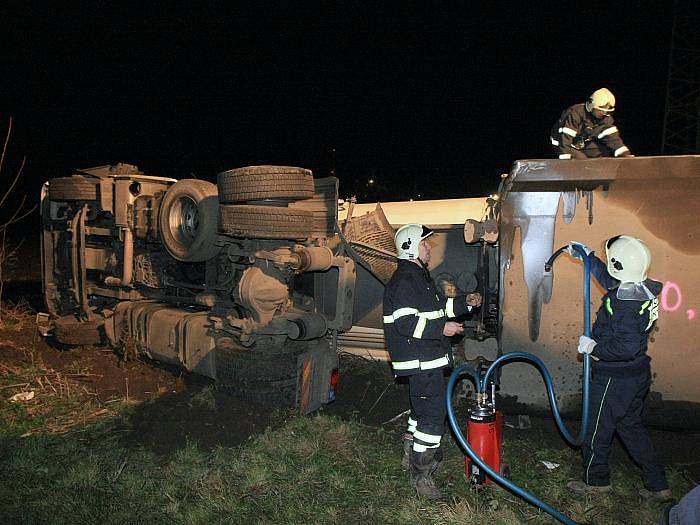 Nehoda dvou kamionů zablokovala dopravu u sjezdu D8 mezi Siřejovicemi a Lovosicemi.