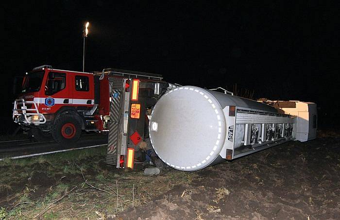 Nehoda dvou kamionů zablokovala dopravu u sjezdu D8 mezi Siřejovicemi a Lovosicemi.