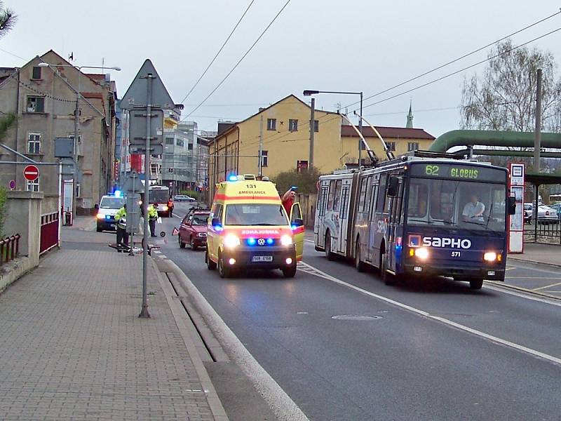 Srážka osobního auta s cyklistou byla příčinou pátečního omezení dopravy v Tovární ulici u zastávky Západní nádraží.