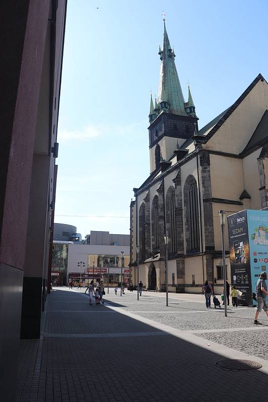 Před čtrnácti lety se začalo v Ústí stavět obchodní centrum Forum. Ústečané vnímali stavbu kontroverzně, protože se jim zdála obří a zakrývající kostel se šikmou věží. Jak se s OC Forum sžili a co na to říkají dnes? 