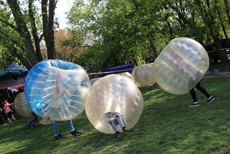 Jedním z mnoha míst tradičního pálení čarodějnic se opět stal Centrální park na Severní Terase.