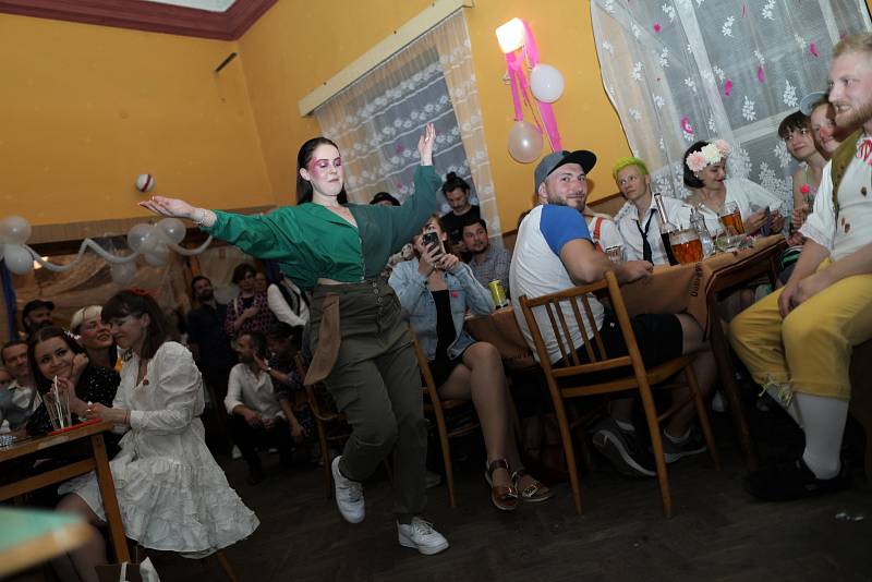 Fakulta umění a designu UJEP si ve středu uspořádala v restauraci Pod Kaštany svůj vlastní ples k oslavě zakončení studijního roku