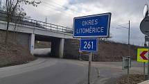 Z namátkových kontrol na hranicích okresu Ústí nad Labem a Litoměřice, po obou březích řeky Labe. Jedna je v Církvicích, druhá na konečné MHD ve Vaňově v Ústí. Pondělí 1. března 2021