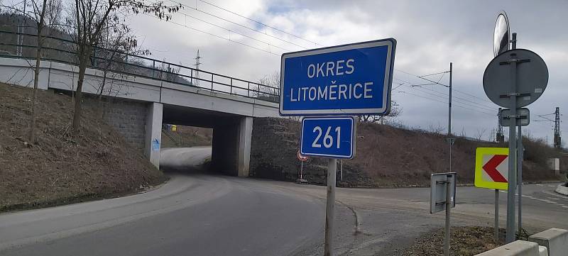Z namátkových kontrol na hranicích okresu Ústí nad Labem a Litoměřice, po obou březích řeky Labe. Pondělí 1. března 2021