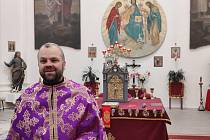 Otec Pawel Szymański slouží řeckokatolické bohoslužby v ústeckém kostele sv. Vojtěcha. Do Ústí přišel z Polska.