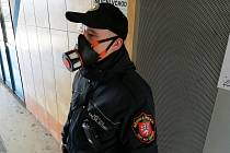 Strážníci ústecké městské policie s ochrannými pomůckami
