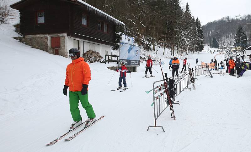 Na sjezdovkách zimního střediska Telnice na Ústecku bylo o víkendu plno.