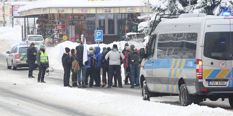 Asi pět desítek aktivistů, kteří na protest proti válce v Sýrii jdou z Berlína do Halabu (Aleppa), dorazilo dnes dopoledne do České republiky. České hranice překročili v Petrovicích.