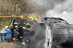 Hasiče zaměstnal požár automobilu v Dolních Zálezlech.