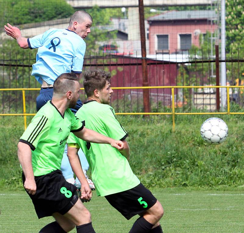 Fotbalisté Svádova (v zelenočerném) přehráli doma Přestanov 1:0.
