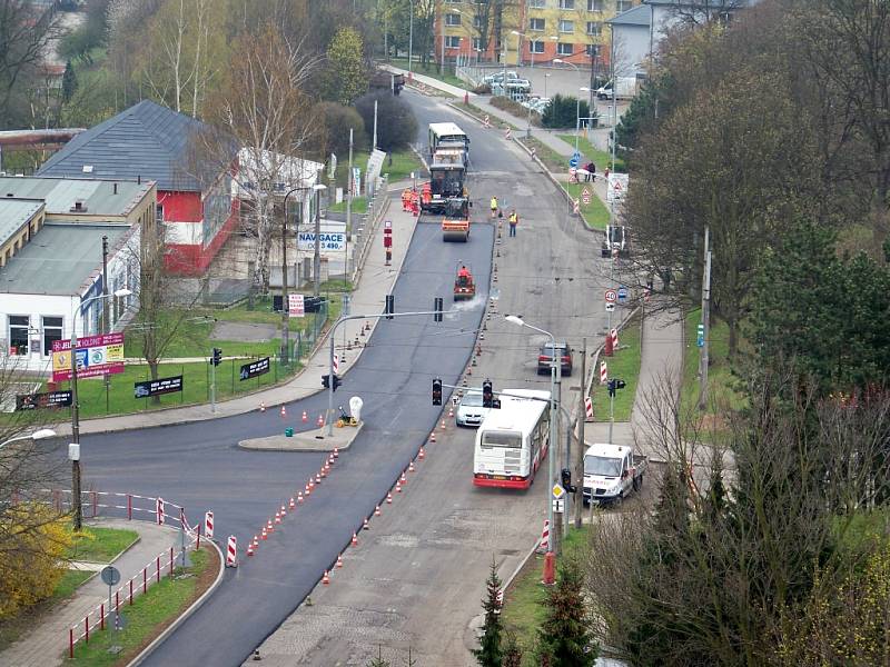 Na opravy se vrhli jak silničáři, tak dopravní podnik. Ti během víkendu odfrézovali a položili nový asfalt v ulici Hoření a vyměnili výhybku trolejového vedení na Elbě.