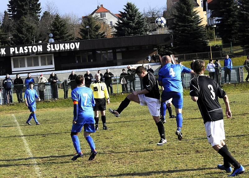 Fotbalisté Libouchce (tmavé dresy) prohráli na hřišti Šluknova 1:2.