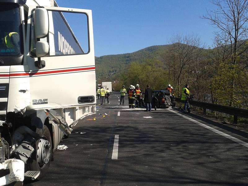 Na hlavním tahu z Ústí nad Labem do Lovosic havarovaly dva kamiony a osobní vůz. 