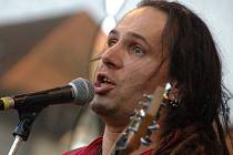 Ondra "Uraggan" Skalák, lídr reggae kapely z Ústí, zpíval na Barevné planetě.