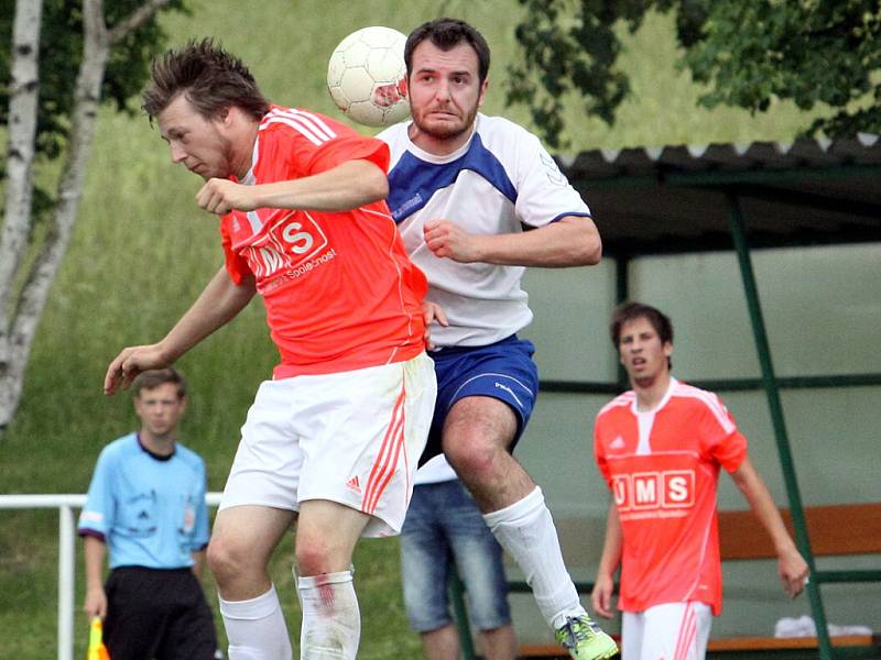 Fotbalisté Hostovic (oranžoví) porazili Trmice 2:1 po penaltách a převzali pohár za vítězství v soutěži.