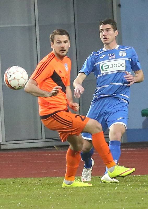 Ústečtí fotbalisté (modří) doma remizovali s Frýdkem 0:0.