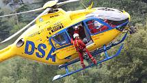 Letečtí záchranáři z Ústí nad Labem cvičili společně s poříční policií z Brné za pomocí vrtulníku evakuaci osob z lodě.