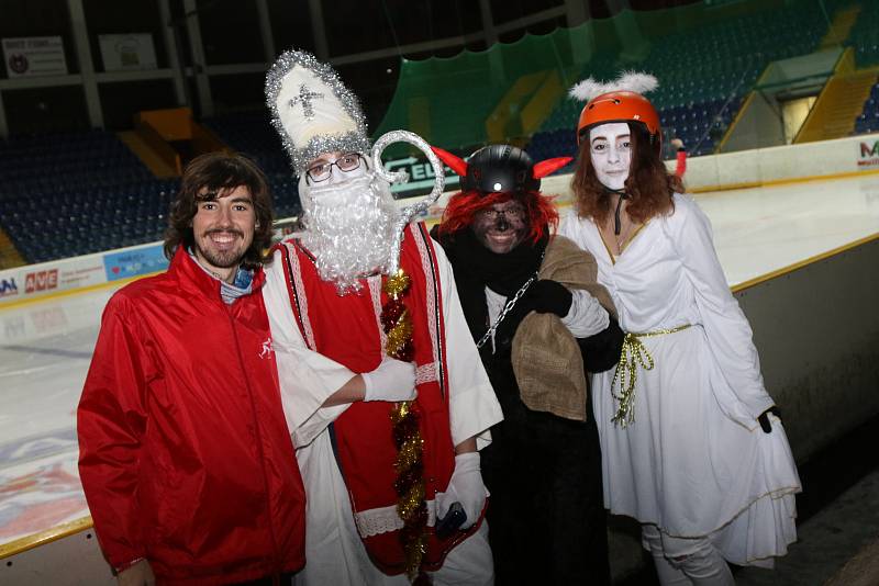 Mikulášské bruslení na zimním stadionu.