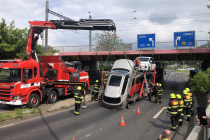 Tahač neřešil výšku, na kruhák v Ústí padala auta jak hrušky