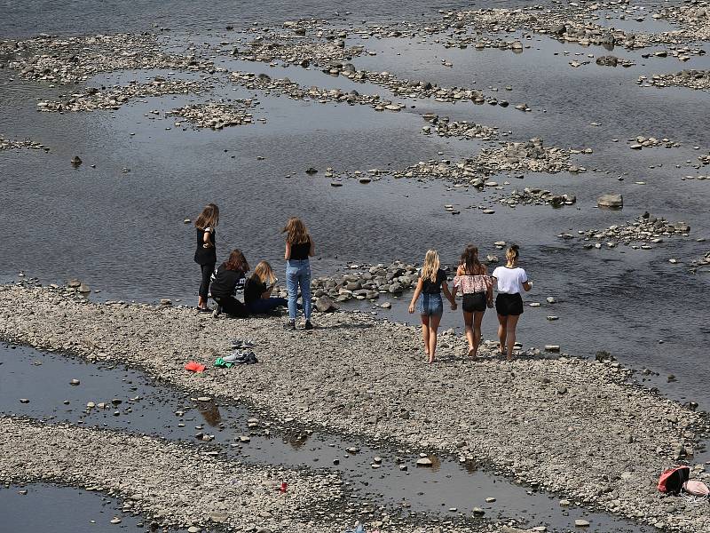 Velké sucho opět odhalilo část dna řeky Labe v Ústí nad Labem.