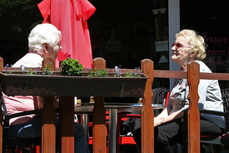 Předzahrádky ústeckých restaurací pomalu ale jistě ožívají a opět vítají své zákazníky.