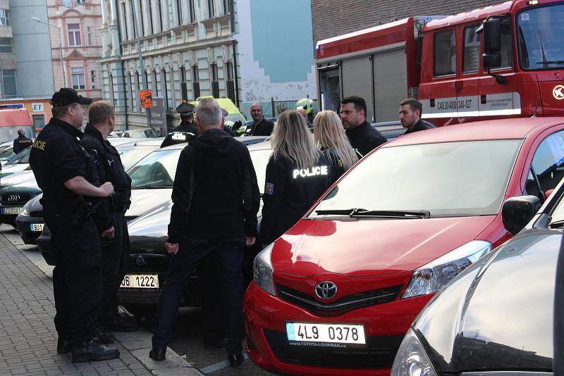 V centru Ústí hořel byt. Obyvatelé domu museli být evakuováni.