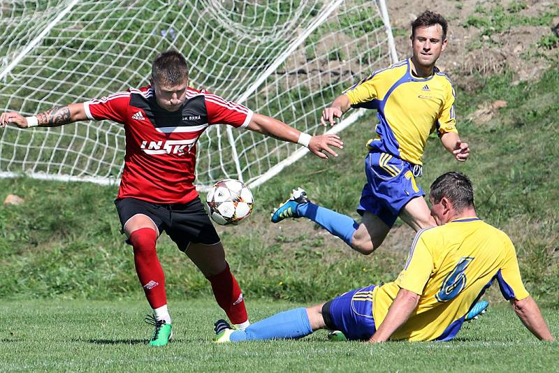 Fotbalisté Brné (červení) doma porazili Lovosice B 3:1.