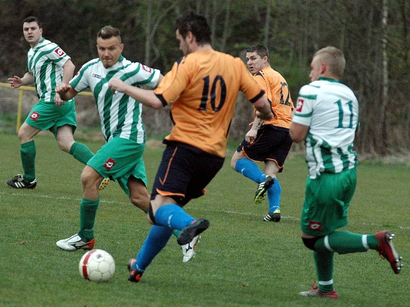 Fotbalisté Libouchce (pruhovaní) doma porazili Jílové 3:0.