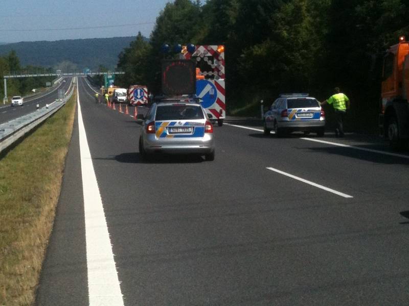 Nehoda dodávkového auta zablokovala dálnici od Teplic.