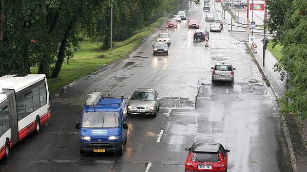 Oprava silnice se nekoná, chybí potřebné rozhodnutí o částečné uzávěrce komunikace.