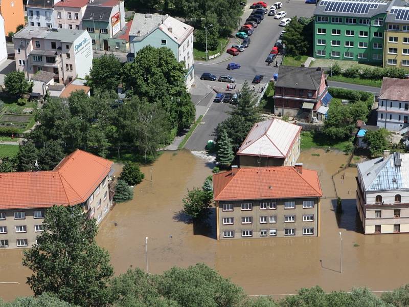 Střekovská protipovodňová stěna nevydržela a nábřeží rázem zaplavilo Labe.