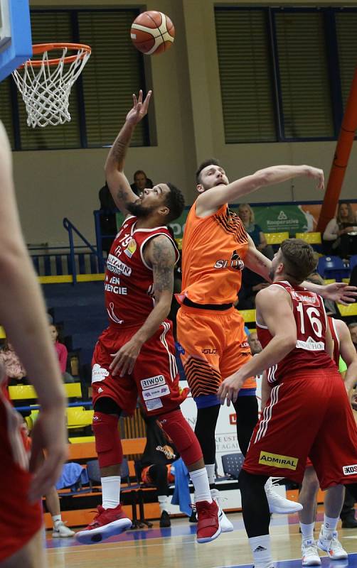 Sluneta v posledním domácím zápase této soutěže porazila rakouský klub BC Hallmann Vídeň 92:66.