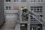 Zásah hasičů na střeše OC Forum.
