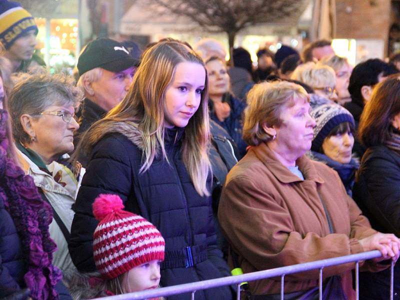 Benefiční koncert na ústeckém Lidickém náměstí pro nemocnou Leonku