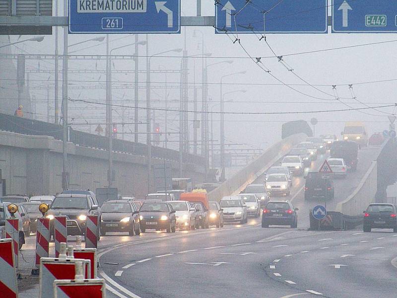 Doprava v Ústí nad Labem zkolabovala. Na snímku takřka stojící kolona na sjezdu z Mariánského mostu.