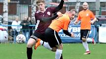 Fotbalisté Mojžíře (v oranžovočerném) doma porazili v ostře sledovaném derby před 450 diváky Neštěmice 1:0. Foto: Deník/Rudolf Hoffmann