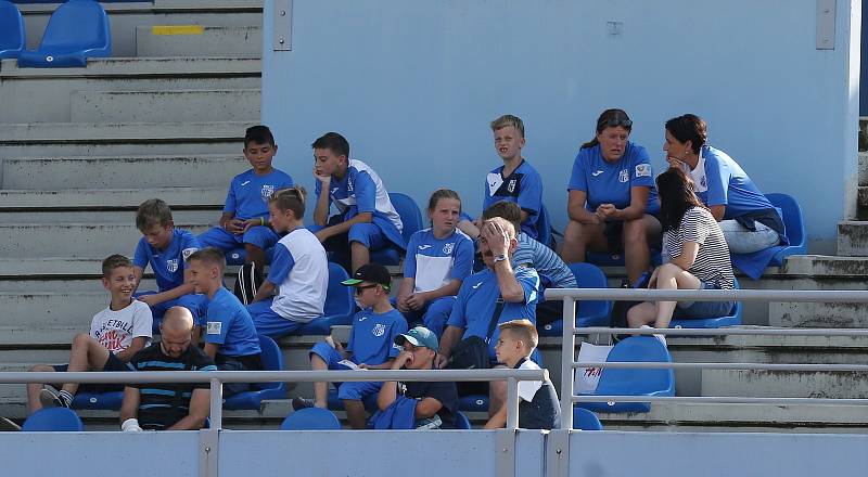 Česká republika U18 (v bílém) porazila v Ústí nad Labem Lotyšsko U18 2:1